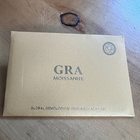 One carat Solitaire Moissanite Ring. 925 Sterling Silver - Picture 4 of 5